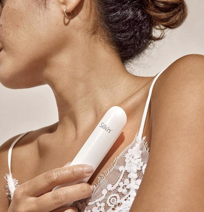 female model posing with silkn product