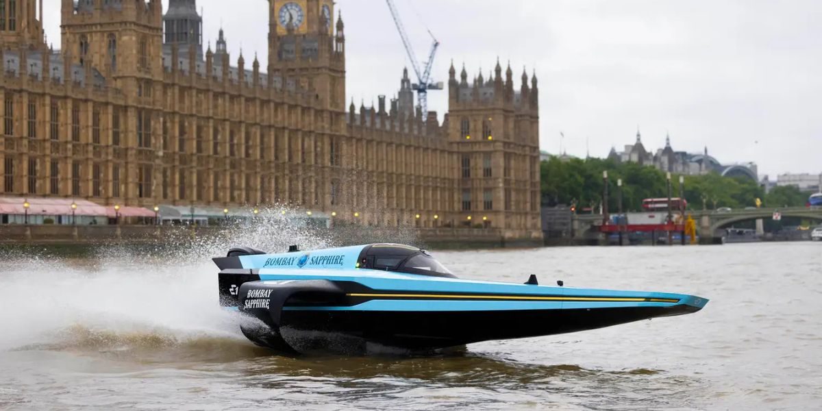 bombay-sapphire-raceboat An E1 RaceBird on the River Thames in front of the Houses of Parliament.